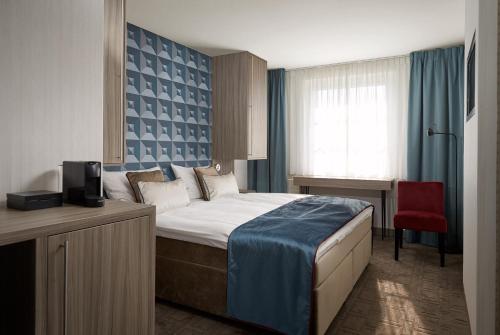 una camera d'albergo con letto e scrivania di Van der Valk Landhotel Spornitz a Spornitz