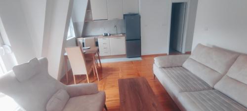 Uma área de estar em Apartman Comfort Beograd