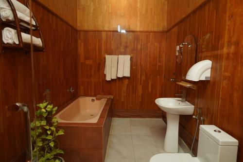 ein Badezimmer mit einem Waschbecken, einem WC und einer Badewanne in der Unterkunft Lake Resort Bolgoda in Wadduwa