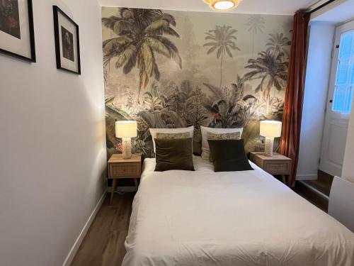 une chambre avec un grand lit avec deux tables de nuit dans l'établissement Beau F2 rénové au coeur de Caen, à Caen