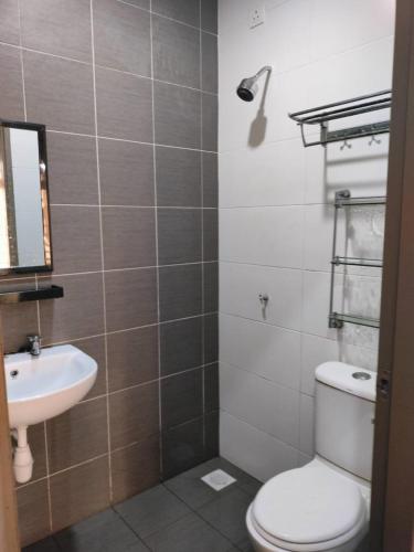 łazienka z toaletą i umywalką w obiekcie AR RAYYAN Homestay Banting w mieście Banting