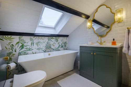 ein Badezimmer mit einer weißen Badewanne und einem Waschbecken in der Unterkunft Sunny Brae in Grange Over Sands