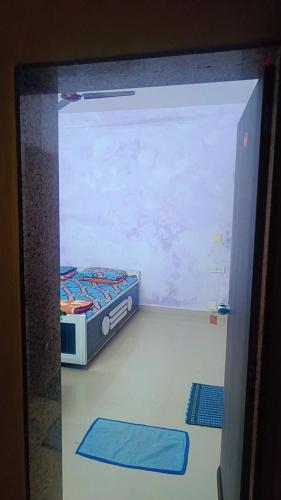 uma vista de um quarto com uma cama em shree swaminarayan vishranti bhawan em Dwarka