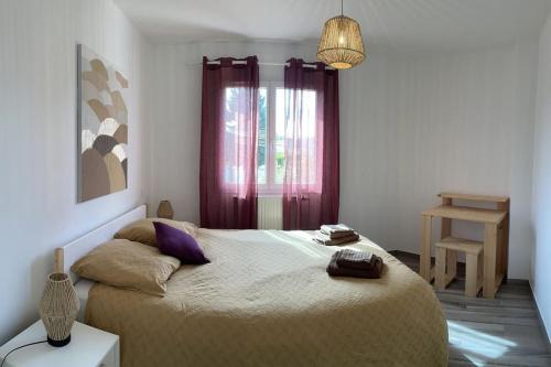 1 dormitorio con 1 cama y una ventana con cortinas moradas en Les Villas de Castel - Villa Les lauriers, en Castelmaurou