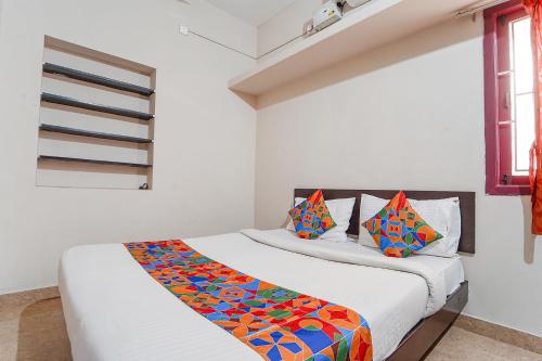 um quarto com 2 camas e uma janela em FabExpress Varun Residency em Pīlamedu