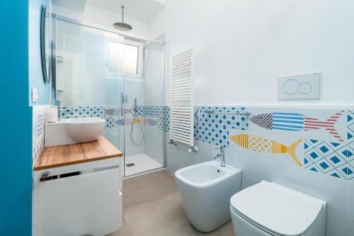 uma casa de banho com um WC, um lavatório e um chuveiro em Amal - Elegant apt in Sorrento em Sorrento