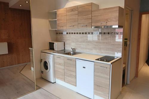 ブラチスラヴァにあるSimply Cityのシンクと洗濯機付きのキッチン