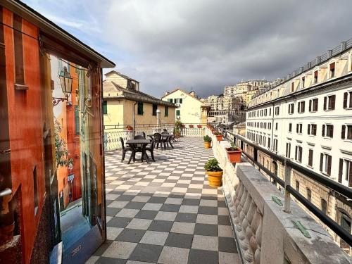 ジェノヴァにあるホテル ガラタのチェッカーフロアのバルコニー、テーブル、建物