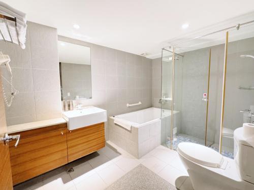 ein Bad mit einem WC, einem Waschbecken und einer Dusche in der Unterkunft 友愛閤睏漫旅 in Tainan