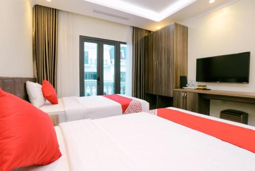 Habitación de hotel con 2 camas y TV de pantalla plana. en Hạ Long Legend Hotel en Ha Long