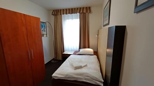 a hospital room with a bed and a window at Apartments Gato Karlovy Vary Dalovice in Karlovy Vary