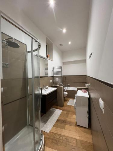 ネットゥーノにあるMiramareのバスルーム(シャワー、洗面台、トイレ付)