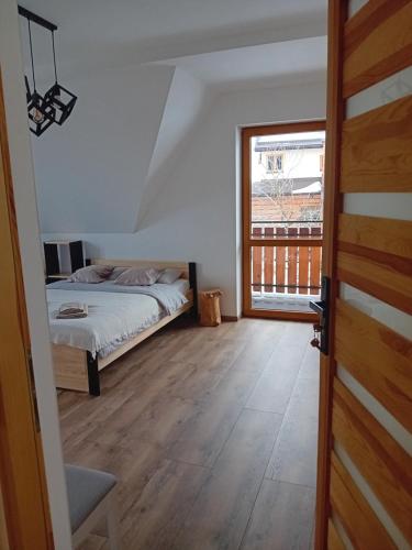 Ένα ή περισσότερα κρεβάτια σε δωμάτιο στο Apartament Bioło Izba