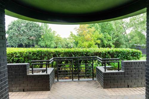 Taman di luar BlackBrick Bedfordview ApartHotel