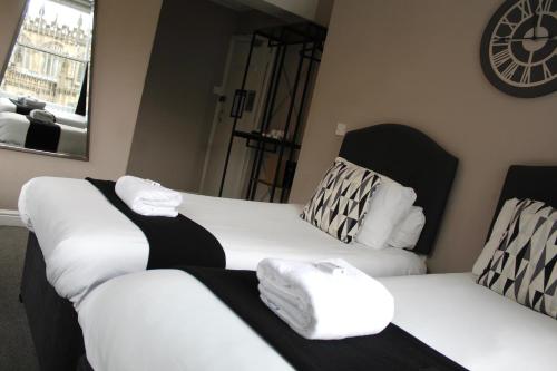 Una cama o camas en una habitación de Mitre Hotel Manchester City Centre