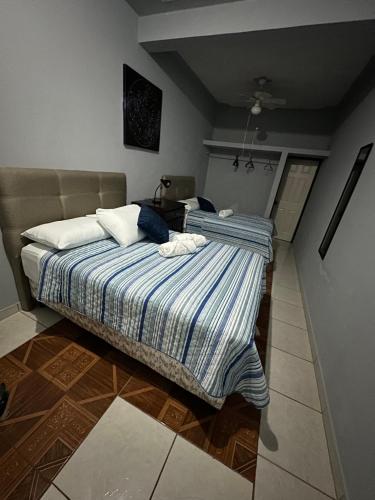 JuticalpaにあるHospedaje en Juticalpaのベッドルーム1室(ベッド2台付)