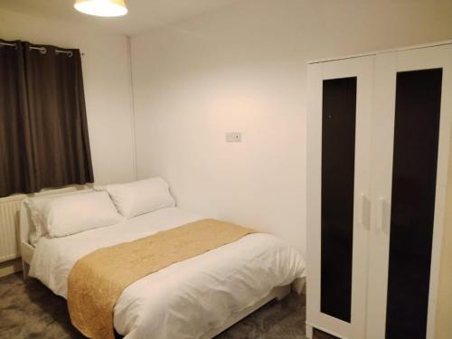 מיטה או מיטות בחדר ב-Large Double Room Private Bathroom And SmartTV 8