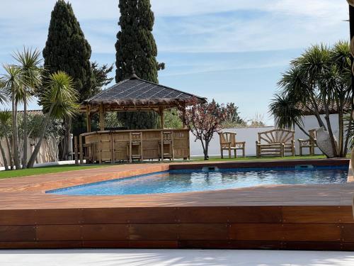 - une piscine avec un kiosque dans la cour dans l'établissement Villa Bali de standing, 8 couchages à 5 min d'Arles, à Arles