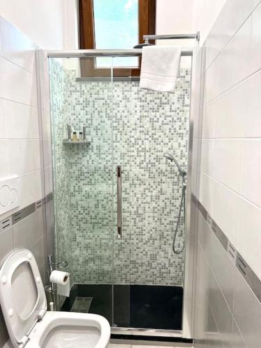 La salle de bains est pourvue d'une douche et de toilettes. dans l'établissement Sea House Sorrento(Near the sea) - Around Sorrento, à Meta