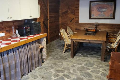 cocina con mesa de madera, mesa y sillas en Casa Ventura, en Suflí