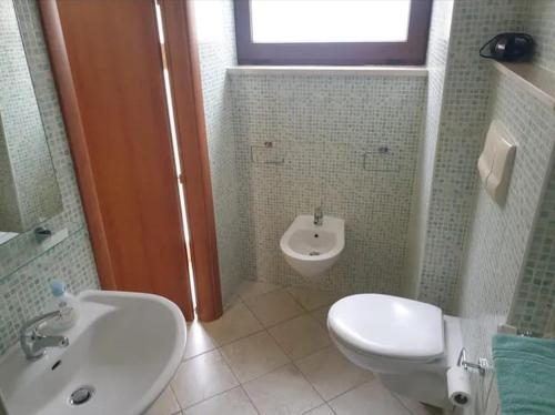 een badkamer met een wastafel, een toilet en een bidet bij Grazioso Bilocale per scoprire il Molise in relax in San Martino in Pensilis