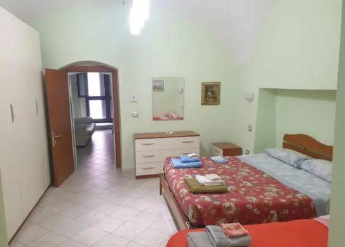 een slaapkamer met een bed en een badkamer met een wastafel bij Grazioso Bilocale per scoprire il Molise in relax in San Martino in Pensilis