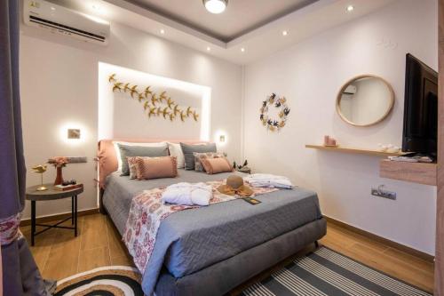 um quarto com uma cama com um urso de peluche em LoveBirds Rethymno Suite em Retimno