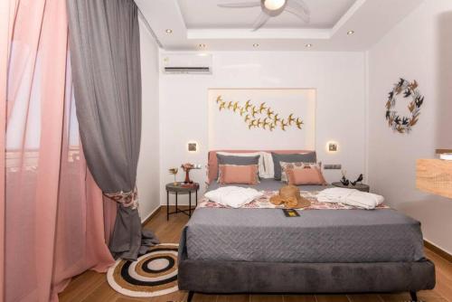 een slaapkamer met een bed met een teddybeer erop bij LoveBirds Rethymno Suite in Rethimnon