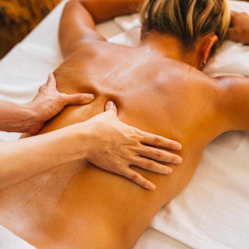 - un massage pour une femme sur un lit dans l'établissement Maison Monoï séjour créatif avec activités, spa et services, à Soulac-sur-Mer