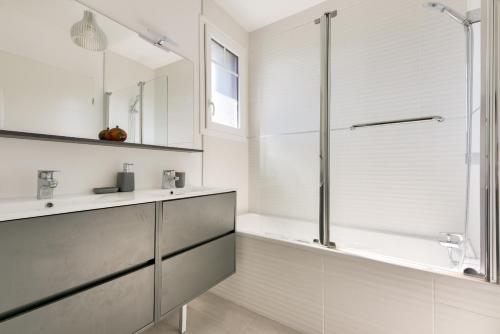 une salle de bain avec une douche, une baignoire et un lavabo dans l'établissement Cocon apaisant sur le Bassin d'Arcachon, à Andernos-les-Bains