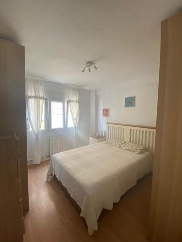 GATU Villa Dante Playa Victoria Parking gratuito, "preferente para mayores de 25 años y familias "