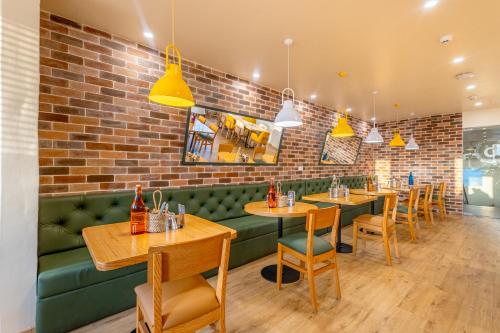 Un restaurante o sitio para comer en Bloom Hotel - Ranchi