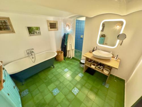 ein Bad mit Badewanne und Waschbecken in der Unterkunft Piscine & Sauna Maison au Coeur de Marseille in Marseille