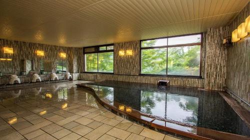 a large swimming pool in a room with at 海悦温泉ホテル in Miyanoshita
