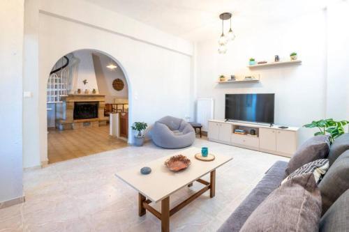 sala de estar con sofá y mesa en DM-Discover Margarites Home, en Margarítai