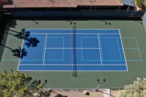 an overhead view of a tennis court at Hilton Phoenix Tapatio Cliffs Resort in Phoenix