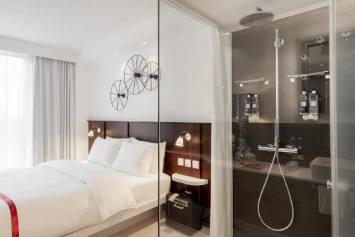 a bedroom with a white bed and a shower at Ruby Bea Hotel Florence in Florence