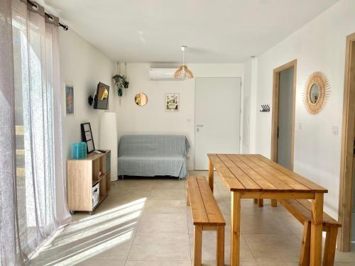 uma sala de estar com uma mesa de madeira e um sofá em Casa di Marina em Santa-Lucia-di-Moriani
