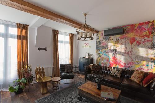 ein Wohnzimmer mit einem Sofa und einem Tisch in der Unterkunft Apartamenty Strażacka - Loft Brooklyn in Szczecinek