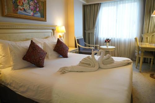 Ένα ή περισσότερα κρεβάτια σε δωμάτιο στο Demir Hotel