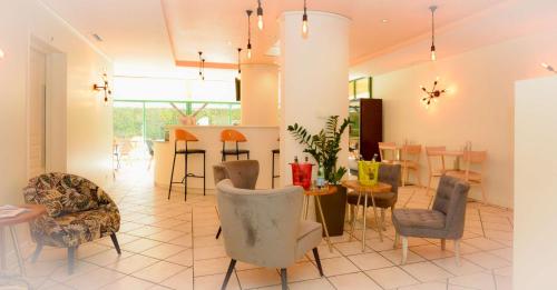 - un salon avec des chaises et une table dans l'établissement Best Western Gemenos en Provence, à Gémenos