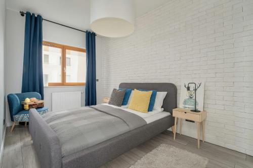 Bright Apartment with Balcony and FREE GARAGE Poznań by Renters tesisinde bir odada yatak veya yataklar
