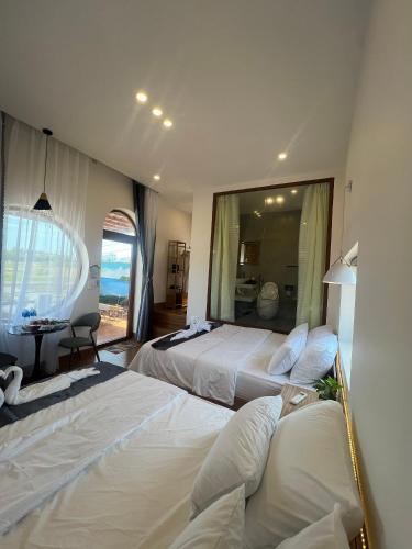 Postel nebo postele na pokoji v ubytování VILLA MINH HẬU