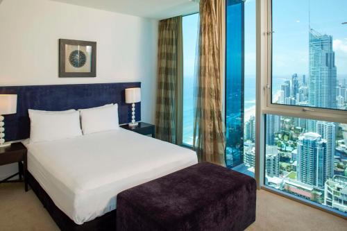 Postel nebo postele na pokoji v ubytování Hilton Surfers Paradise Hotel & Residences