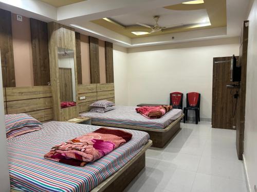 a room with three beds in a room at Goroomgo Ganga Arati Digha Near Sea Beach in Digha
