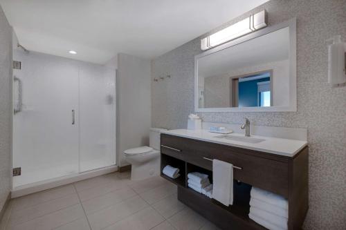 ラスベガスにあるHome2 Suites By Hilton Las Vegas Southwest I-215 Curveのバスルーム(洗面台、トイレ、鏡付)