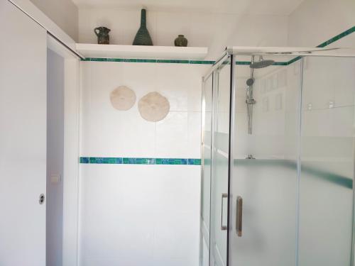 baño con ducha y puerta de cristal en Olivella Bed&breakfast, en Olivella