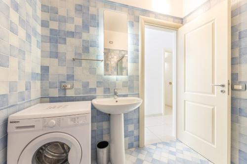 een badkamer met een wasmachine en een wastafel bij Quadrilocale Corso Italia 29 piano terra con spazio esterno in Gallipoli