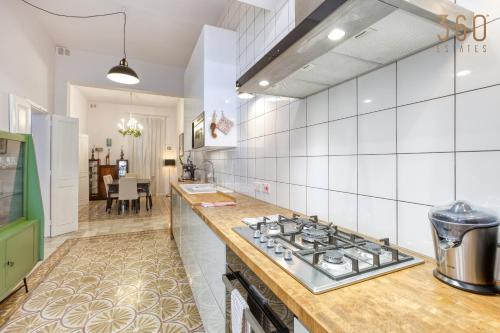 Η κουζίνα ή μικρή κουζίνα στο Stylish 3BR townhouse with Private Terrace & BBQ by 360 Estates