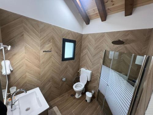 a bathroom with a toilet and a shower and a sink at אחוזת המלכים - וילה מטורפת ומבודדת עם בריכה פרטית מחוממת ומקורה עם ג'קוזי in Yarka